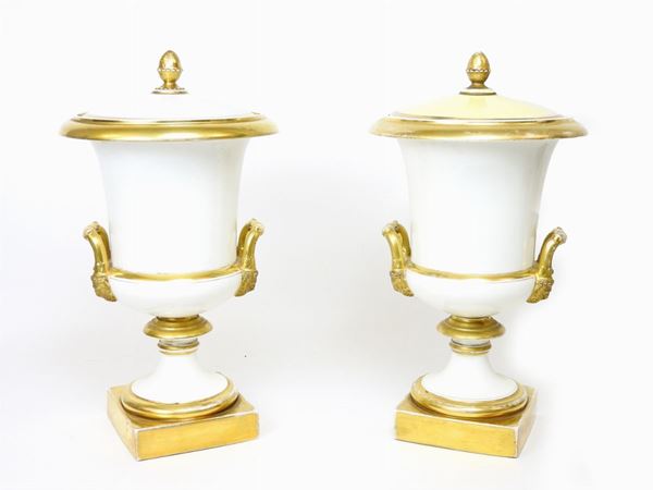 A Pair of Partially Gilded Porcelain Medici Lidded Vases  (19th Century)  - Auction Furniture and Paintings from a House in Val d'Elsa / A Collection of Modern and Contemporary Art - Lots 304-590 - II - Maison Bibelot - Casa d'Aste Firenze - Milano