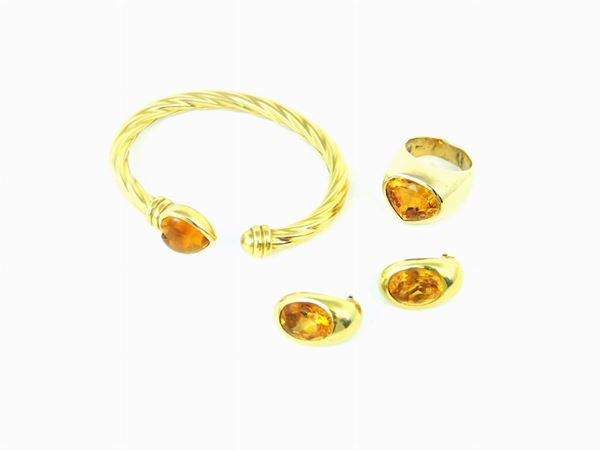 Parure of yellow gold bangle, earrings and ring with citrine quartzes