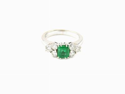Anello in Oro Bianco con Diamanti e Smeraldo