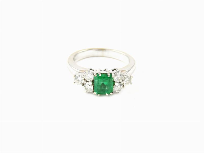 Anello in Oro Bianco con Diamanti e Smeraldo