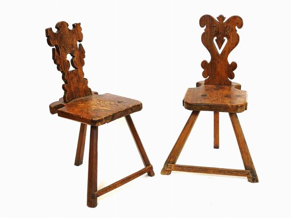 Two Walnut Stools  - Auction Furniture and Paintings from a house in Val d'Elsa - Lots 1-303 - I - Maison Bibelot - Casa d'Aste Firenze - Milano