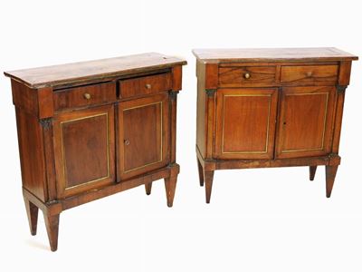 Coppia di Piccole Credenze in Noce