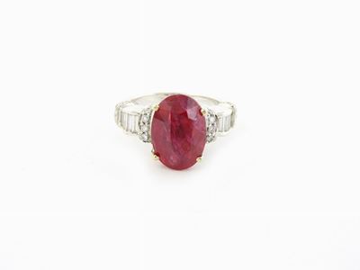 Anello in Oro Bianco con Diamanti e Rubino