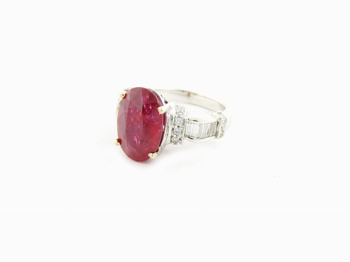 Anello in Oro Bianco con Diamanti e Rubino