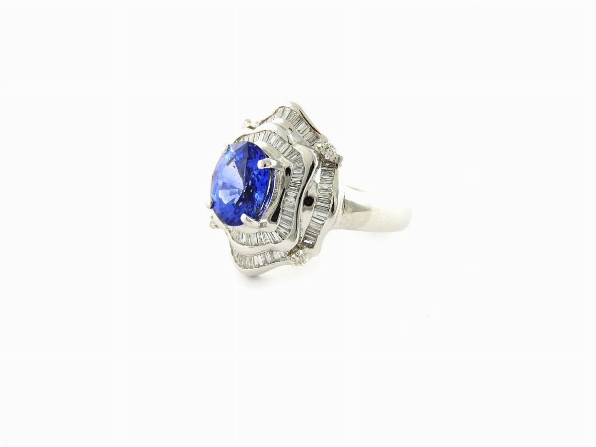 Anello in Oro Bianco con Diamanti e Zaffiro