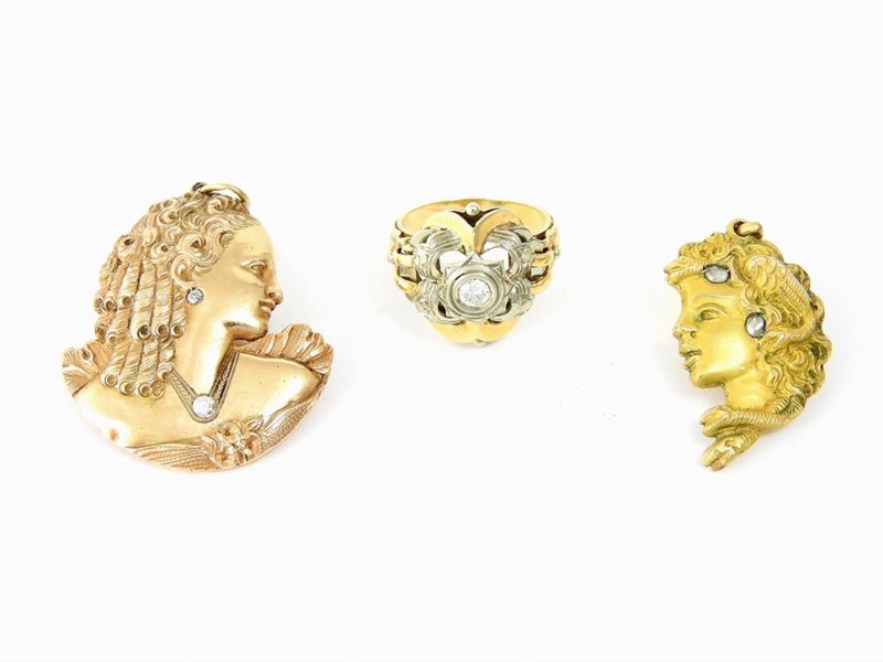 Anello in Oro Giallo e Bianco con Diamante e Due Pendenti in Oro Giallo 500/1000 e Diamanti