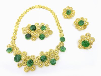 Parure Collana, Spilla, Orecchini e Anello in Oro Giallo Satinato, Diamanti e Giade Verdi