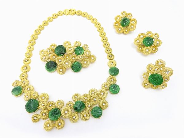 Parure collana, spilla, orecchini e anello in oro giallo satinato, diamanti e giade verdi