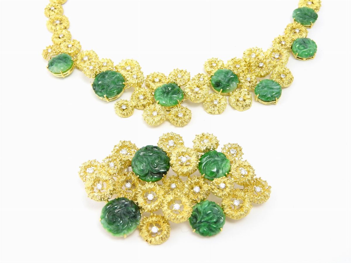 Parure Collana, Spilla, Orecchini e Anello in Oro Giallo Satinato, Diamanti e Giade Verdi