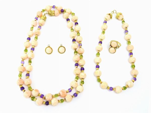 Two necklaces and earrings in yellow gold, diamonds, pink coral, amethysts and peridots  - Auction Jewels and Watches - First Session - I - Maison Bibelot - Casa d'Aste Firenze - Milano