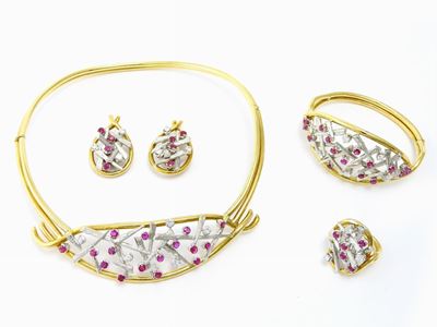 Parure Girocollo e Bracciale Rigidi, Orecchini e Anello in Oro Bianco e Giallo, Diamanti e Rubini