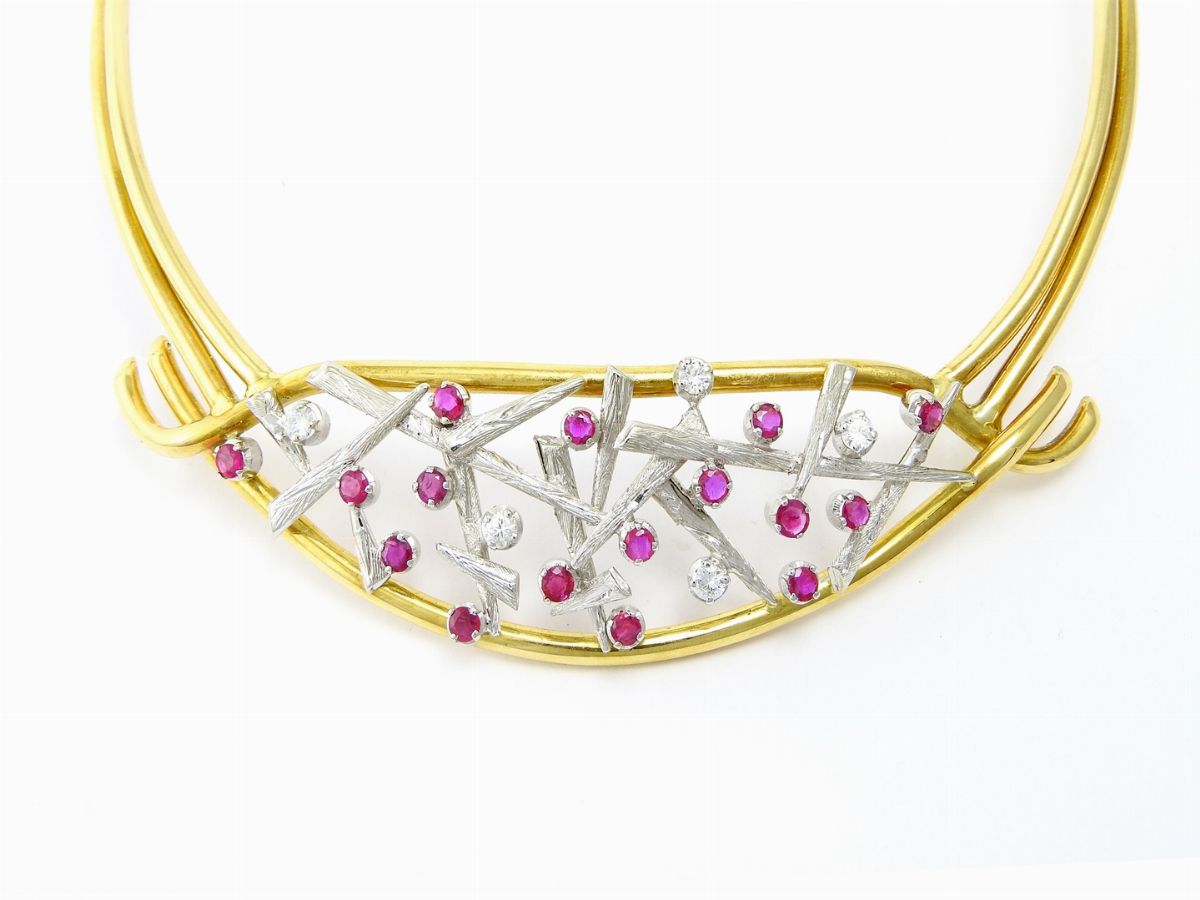 Parure Girocollo e Bracciale Rigidi, Orecchini e Anello in Oro Bianco e Giallo, Diamanti e Rubini