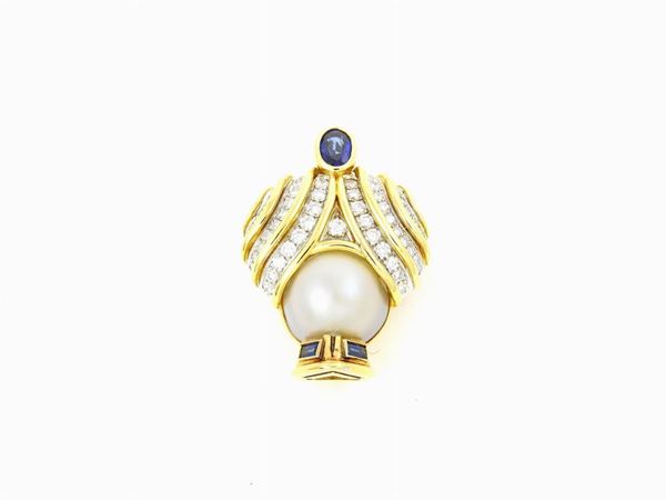 Yellow gold brooch with diamonds, sapphires and Mabe pearl