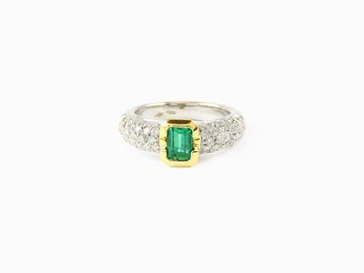 Anello in Oro Bianco con Diamanti e Smeraldo