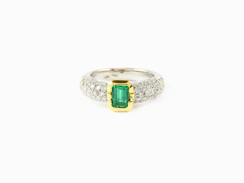 Anello in Oro Bianco con Diamanti e Smeraldo
