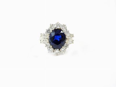 Anello a Margherita in Oro Bianco con Diamanti e Zaffiro