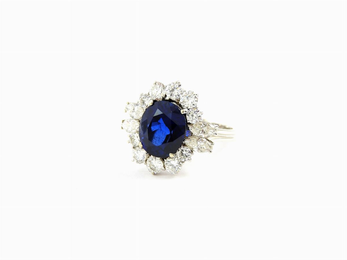 Anello a Margherita in Oro Bianco con Diamanti e Zaffiro