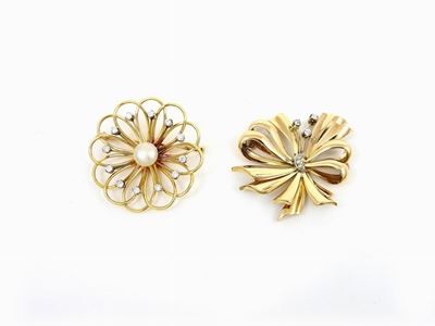Una Spilla e un Pendente in Oro Giallo, Diamanti e Perla