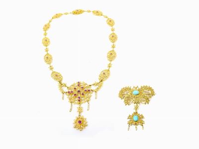 Collana e Spilla in Oro Giallo con Microperle, Turchesi e Rubini