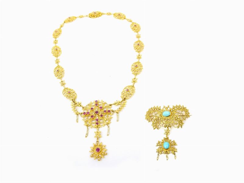 Collana e Spilla in Oro Giallo con Microperle, Turchesi e Rubini