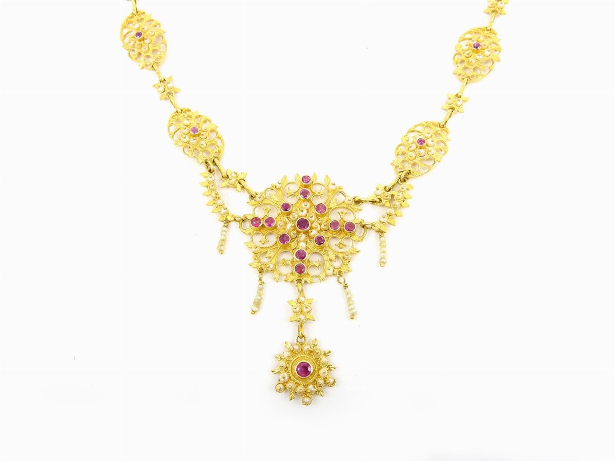 Collana e Spilla in Oro Giallo con Microperle, Turchesi e Rubini