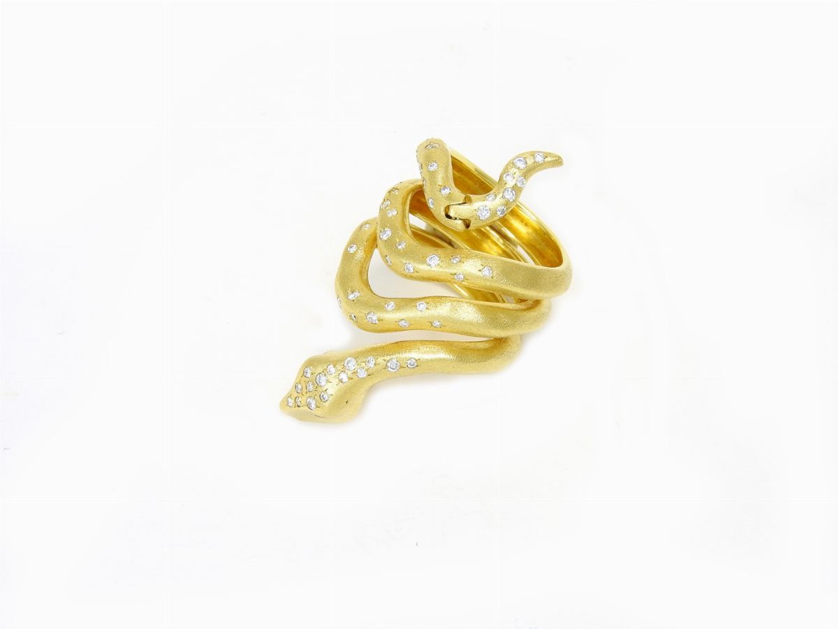 Anello Animalier in Oro Giallo Satinato con Diamanti Incolori e Neri