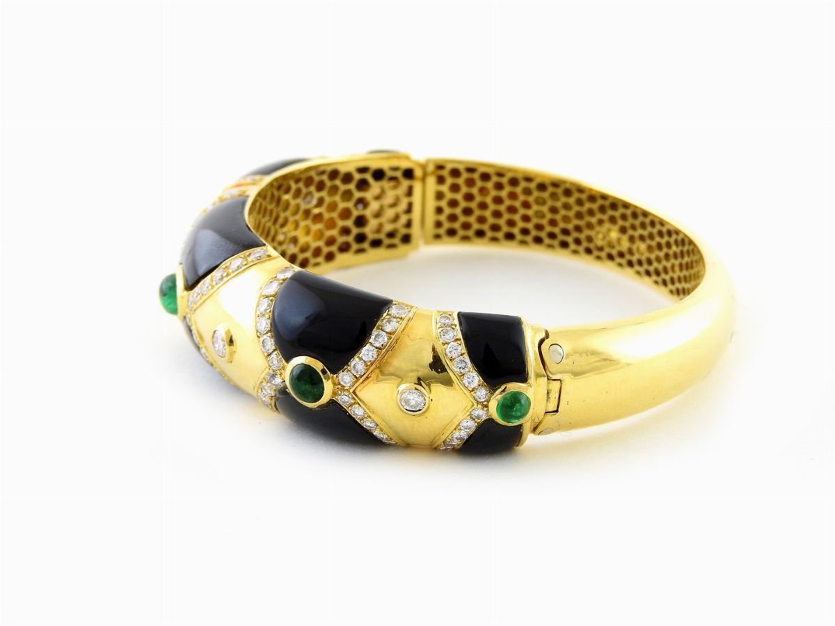 Bracciale Rigido in Oro Giallo, Smalto Nero, Diamanti e Smeraldi
