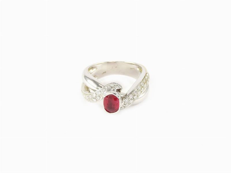 Anello in Oro Bianco con Diamanti e Rubino