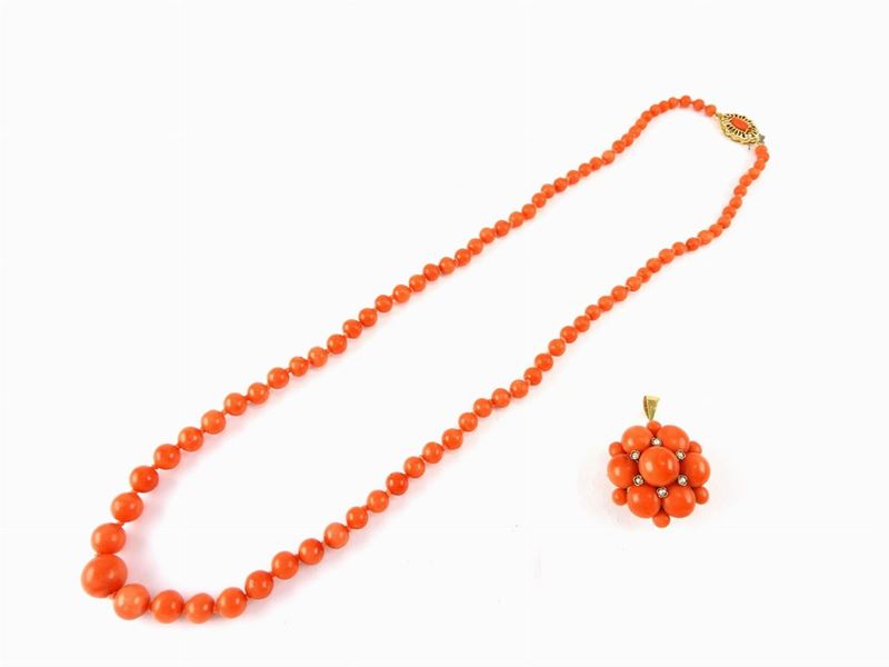 Collana Scalare e Pendente/spilla in Oro Giallo e Corallo Arancio