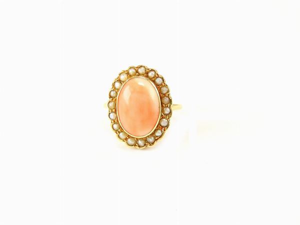 Anello a margherita in oro giallo con corallo rosa aranciato e piccole mezze perle