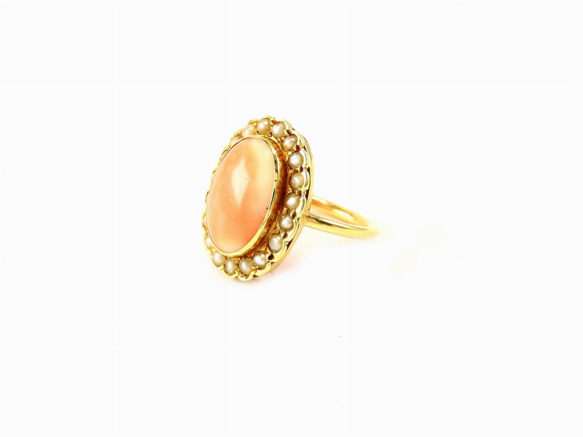 Anello a Margherita in Oro Giallo con Corallo Rosa Aranciato e Piccole Mezze Perle