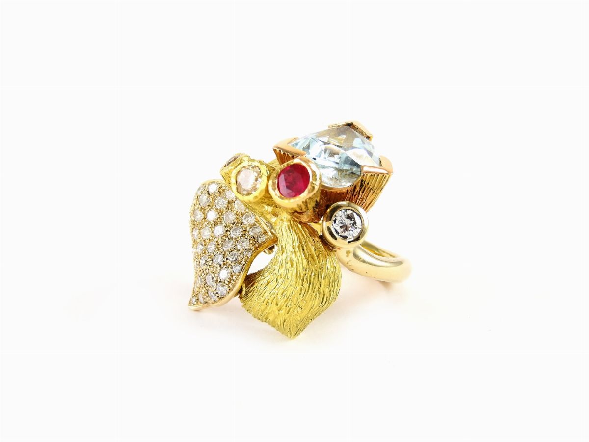 Anello in Oro Giallo Satinato, Diamanti, Acquamarina e Rubino