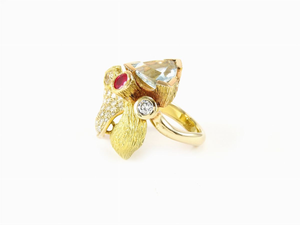 Anello in Oro Giallo Satinato, Diamanti, Acquamarina e Rubino