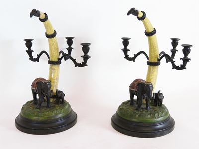 Coppia di Candelabri in Metallo Patinato e Avoriolina