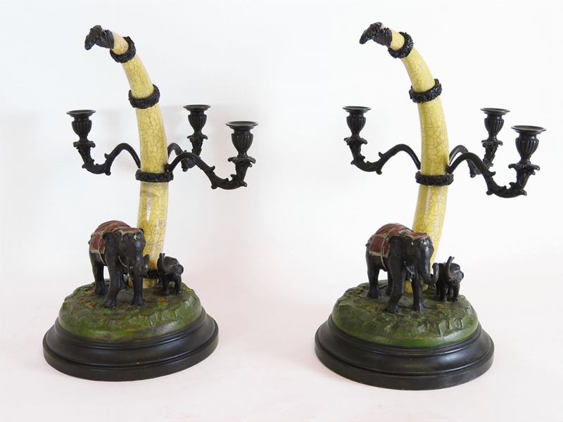 Coppia di Candelabri in Metallo Patinato e Avoriolina