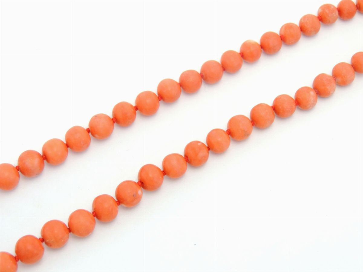 Collana Scalare di Corallo Rosso Aranciato Giapponese con Fermezza in Oro Bianco, Diamanti e Cora...