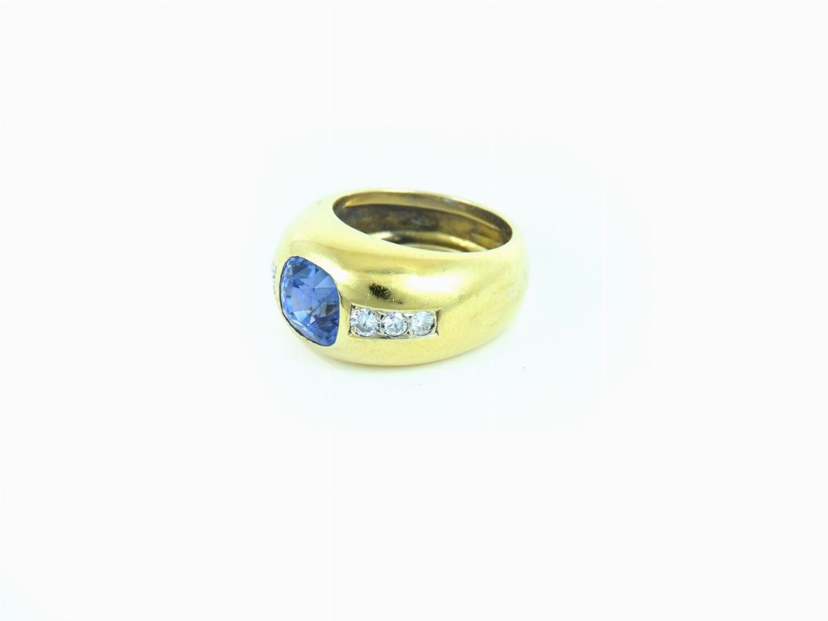 Anello a Fascia in Oro Giallo con Zaffiro Naturale e Diamanti