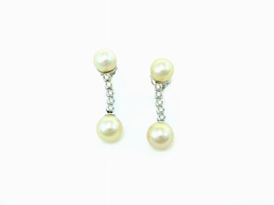 Orecchini Pendenti in Oro Bianco con Perle Coltivate Akoya e Diamanti