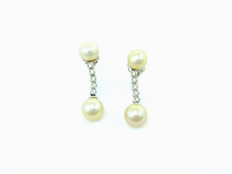 Orecchini Pendenti in Oro Bianco con Perle Coltivate Akoya e Diamanti