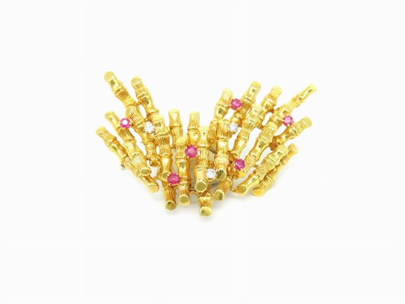 Spilla in Oro Giallo con Diamanti e Rubini