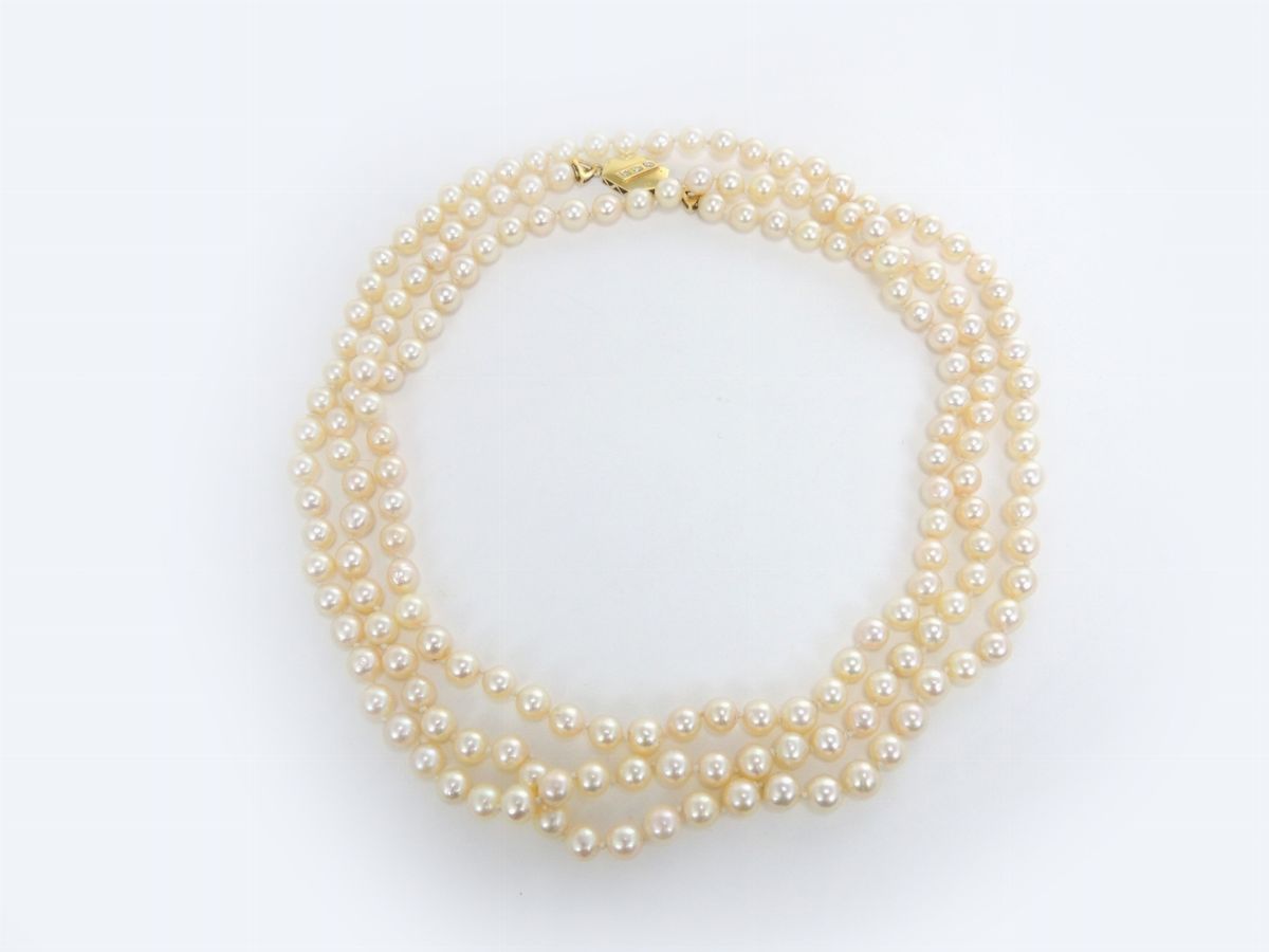 Lunga Collana di Perle Coltivate Akoya con Fermezza in Oro Giallo e Diamanti