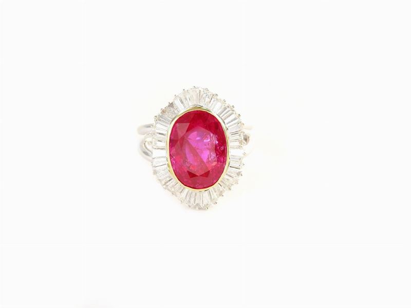 Anello a Margherita in Oro Giallo e Bianco, Rubino Naturale Birmano e Diamanti