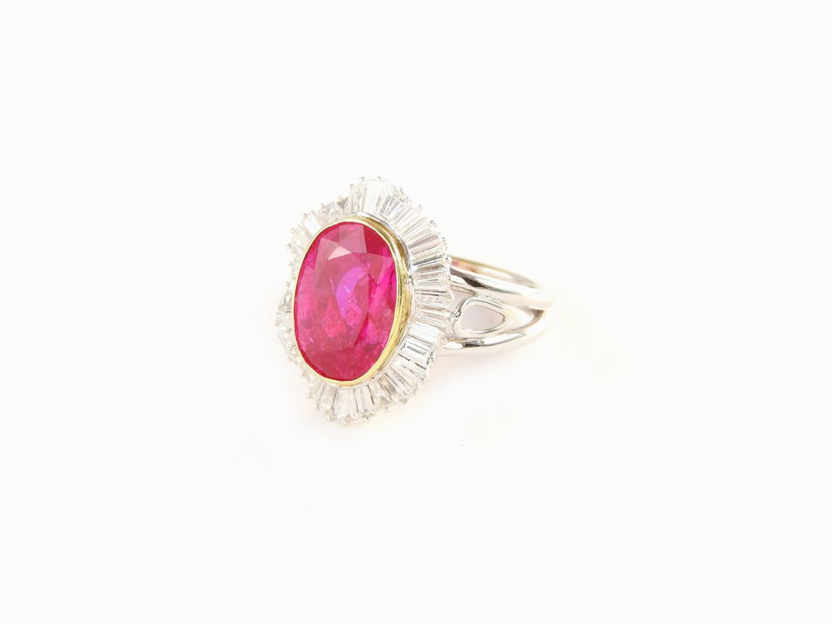 Anello a Margherita in Oro Giallo e Bianco, Rubino Naturale Birmano e Diamanti