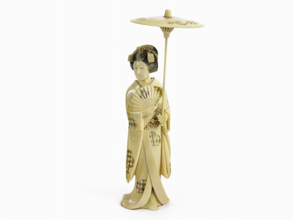 Figura di geisha con ventaglio e parasole