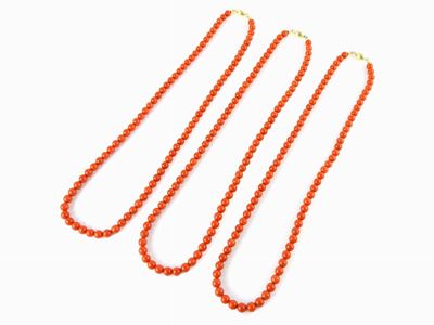Tre Girocolli in Corallo Rosso con Fermezza in Oro Giallo