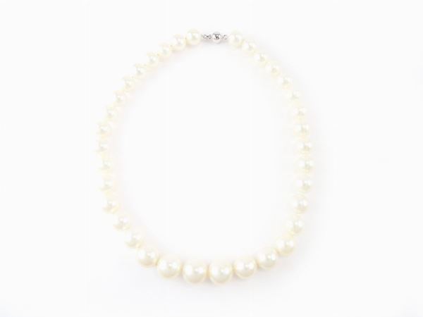 Slightly graduated South Sea pearls necklace with white gold clasp