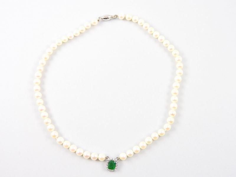 Girocollo di Perle Coltivate Akoya con Centrale in Oro Bianco, Diamanti e Smeraldo