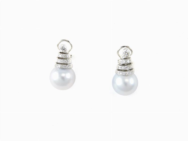 Orecchini Pendenti in Oro Bianco, Diamanti e Perle Coltivate Grigie South Sea