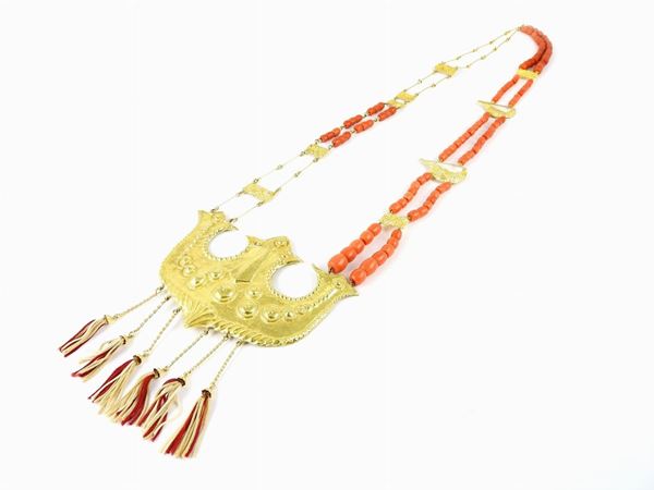 Yellow gold and red coral fancy necklace