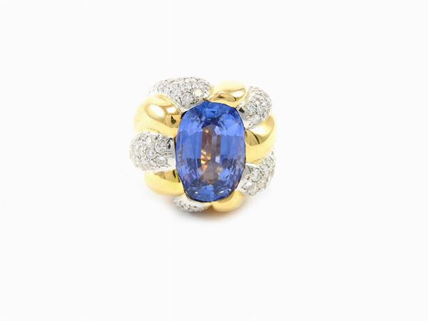 Yellow gold ring wiith diamonds and natural sapphire